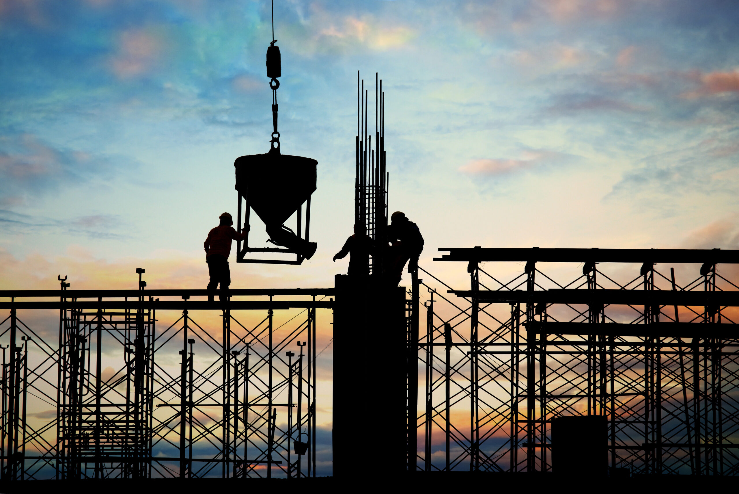 Silhouette edificio in costruzione con operai